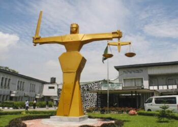Court temporarily freezes 21 bank accounts, orders holders’ arrest over money laundering