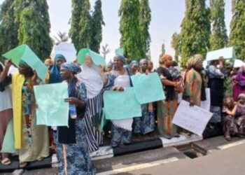 Police disperse Senator Natasha supporters at NASS gate with tear gas
