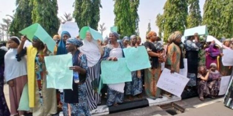 Police disperse Senator Natasha supporters at NASS gate with tear gas